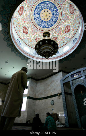 20 agosto 2010 - Culver City, California, Stati Uniti - adoratori all'interno del Re Fahd moschea a Culver City, California il secondo venerdì del mese del Ramadan dopo la preghiera di mezzogiorno servizi durante il santissimo dei mesi del calendario islamico. Il digiuno nel mese di Ramadan è uno dei cinque pilastri dell Islam Foto Stock