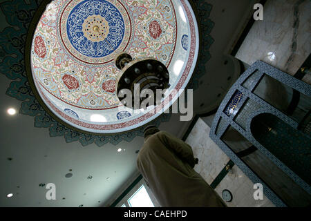 20 agosto 2010 - Culver City, California, Stati Uniti - adoratore all'interno del Re Fahd moschea a Culver City, California il secondo venerdì del mese del Ramadan dopo la preghiera di mezzogiorno servizi durante il santissimo dei mesi del calendario islamico. Il digiuno nel mese di Ramadan è uno dei cinque pilastri dell Islam. Foto Stock