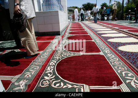 20 agosto 2010 - Culver City, California, Stati Uniti - adoratori di arrivare al King Fahd moschea il secondo venerdì del mese del Ramadan per la preghiera di mezzogiorno servizi durante il santissimo dei mesi del calendario islamico. Il digiuno nel mese di Ramadan è uno dei cinque pilastri dell Islam. Il mese è trascorso dai musulmani Foto Stock