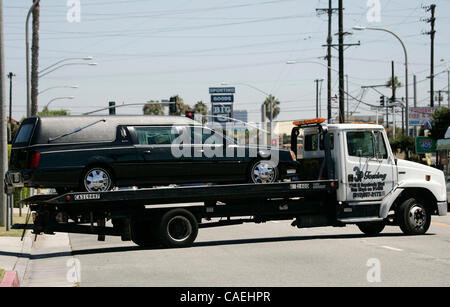 20 agosto 2010 - Culver City, California, Stati Uniti - Un ripartiti funebre si diparte una camera mortuaria piggyback stile da un carrello di traino. (Credito Immagine: © Jonathan Alcorn/ZUMApress.com) Foto Stock