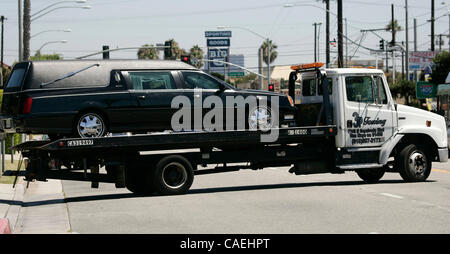 20 agosto 2010 - Culver City, California, Stati Uniti - Un ripartiti funebre si diparte una camera mortuaria piggyback stile da un carrello di traino. (Credito Immagine: © Jonathan Alcorn/ZUMApress.com) Foto Stock