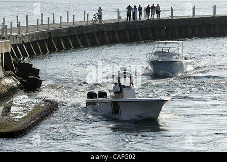 Feb 25, 2008 - Ocean Ridge, Florida, Stati Uniti d'America - doganali e di frontiera di agenti Patrol decapare le spiagge e sottobosco intorno Boynton ingresso previa una quantità spropositata di immigrati venuti a terra questa mattina. Un Palm Beach County Sheriff's Marine unità matasse in barca la nave a Ocean Park di ingresso attraverso la Boynton ho Foto Stock