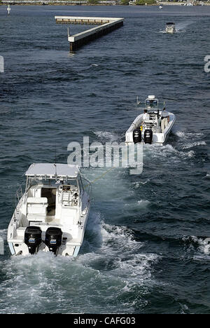 Feb 25, 2008 - Ocean Ridge, Florida, Stati Uniti d'America - doganali e di frontiera di agenti Patrol decapare le spiagge e sottobosco intorno Boynton ingresso previa una quantità spropositata di immigrati venuti a terra questa mattina. Un Palm Beach County Sheriff's Marine unità matasse in barca la nave a Ocean Park di ingresso attraverso la Boynton ho Foto Stock