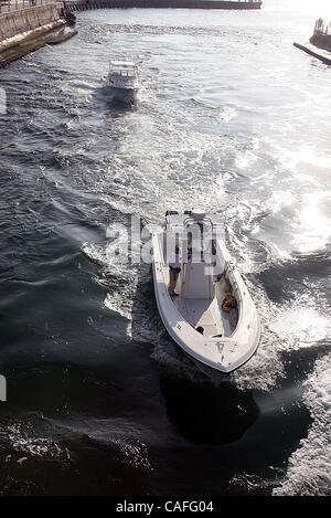 Feb 25, 2008 - Ocean Ridge, Florida, Stati Uniti d'America - doganali e di frontiera di agenti Patrol decapare le spiagge e sottobosco intorno Boynton ingresso previa una quantità spropositata di immigrati venuti a terra questa mattina. Un Palm Beach County Sheriff's Marine unità matasse in barca la nave a Ocean Park di ingresso attraverso la Boynton ho Foto Stock