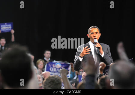 Feb 25, 2008 - Beavercreek, Ohio, Stati Uniti d'America - Illinois il senatore democratico Barack Obama ha parlato prima di un pranzo folla di circa 10.000 presso Wright State University in Beavercreek, Ohio. Obama ha parlato di più in un modo che ricorda una chiesa tenda incontro rispetto a un tradizionale campagna politica e aveva la folla scrivi Foto Stock