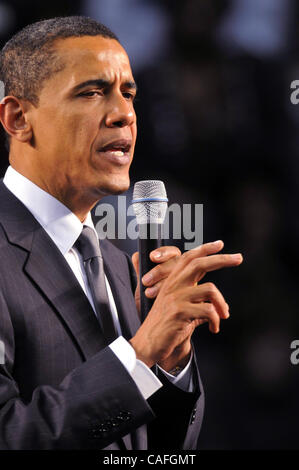 Feb 25, 2008 - Beavercreek, Ohio, Stati Uniti d'America - Illinois il senatore democratico Barack Obama ha parlato prima di un pranzo folla di circa 10.000 presso Wright State University in Beavercreek, Ohio. Obama ha parlato di più in un modo che ricorda una chiesa tenda incontro rispetto a un tradizionale campagna politica e aveva la folla scrivi Foto Stock