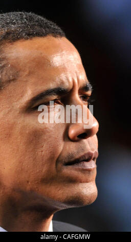 Feb 25, 2008 - Beavercreek, Ohio, Stati Uniti d'America - Illinois il senatore democratico Barack Obama ha parlato prima di un pranzo folla di circa 10.000 presso Wright State University in Beavercreek, Ohio. Obama ha parlato di più in un modo che ricorda una chiesa tenda incontro rispetto a un tradizionale campagna politica e aveva la folla scrivi Foto Stock