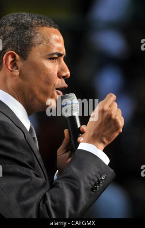 Feb 25, 2008 - Beavercreek, Ohio, Stati Uniti d'America - Illinois il senatore democratico Barack Obama ha parlato prima di un pranzo folla di circa 10.000 presso Wright State University in Beavercreek, Ohio. Obama ha parlato di più in un modo che ricorda una chiesa tenda incontro rispetto a un tradizionale campagna politica e aveva la folla scrivi Foto Stock