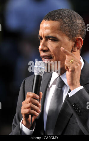 Feb 25, 2008 - Beavercreek, Ohio, Stati Uniti d'America - Illinois il senatore democratico Barack Obama ha parlato prima di un pranzo folla di circa 10.000 presso Wright State University in Beavercreek, Ohio. Obama ha parlato di più in un modo che ricorda una chiesa tenda incontro rispetto a un tradizionale campagna politica e aveva la folla scrivi Foto Stock