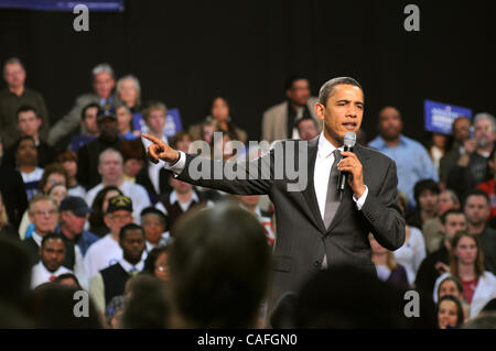 Feb 25, 2008 - Beavercreek, Ohio, Stati Uniti d'America - Il senatore Barack Obama ha parlato prima di un pranzo folla di circa 10.000 presso Wright State University in Beavercreek, Ohio. Obama ha parlato di più in un modo che ricorda una chiesa tenda incontro rispetto a un tradizionale campagna politica e aveva la folla incantato. La sua parola Foto Stock