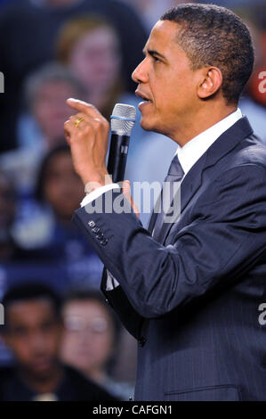 Feb 25, 2008 - Beavercreek, Ohio, Stati Uniti d'America - Il senatore Barack Obama ha parlato prima di un pranzo folla di circa 10.000 presso Wright State University in Beavercreek, Ohio. Obama ha parlato di più in un modo che ricorda una chiesa tenda incontro rispetto a un tradizionale campagna politica e aveva la folla incantato. La sua parola Foto Stock