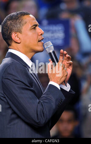 Feb 25, 2008 - Beavercreek, Ohio, Stati Uniti d'America - Il senatore Barack Obama ha parlato prima di un pranzo folla di circa 10.000 presso Wright State University in Beavercreek, Ohio. Obama ha parlato di più in un modo che ricorda una chiesa tenda incontro rispetto a un tradizionale campagna politica e aveva la folla incantato. La sua parola Foto Stock