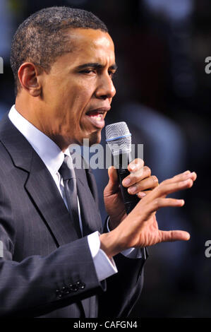 Feb 25, 2008 - Beavercreek, Ohio, Stati Uniti d'America - Il senatore Barack Obama ha parlato prima di un pranzo folla di circa 10.000 presso Wright State University in Beavercreek, Ohio. Obama ha parlato di più in un modo che ricorda una chiesa tenda incontro rispetto a un tradizionale campagna politica e aveva la folla incantato. La sua parola Foto Stock