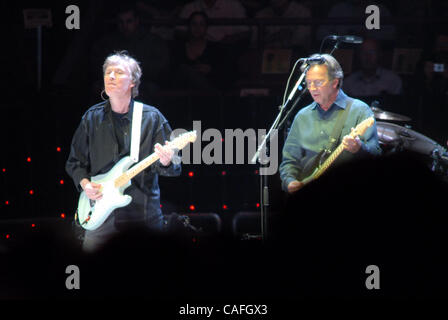 Feb 26, 2008-New York City, NY, USA NY ERIC CLAPTON e STEVE WINWOOD performing live in concerto al Madison Square Garden di New York. ..( Credit immagine: @ Jeffrey Geller/ZUMA Premere)Feb 26, 2008-New York City, NY, USA NY ERIC CLAPTON e STEVE WINWOOD performing live in concerto al Madison Square Garden Foto Stock