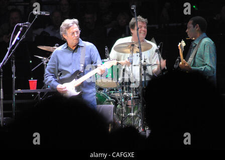 Feb 26, 2008-New York City, NY, USA NY ERIC CLAPTON e STEVE WINWOOD performing live in concerto al Madison Square Garden di New York. ..( Credit immagine: @ Jeffrey Geller/ZUMA Premere)Feb 26, 2008-New York City, NY, USA NY ERIC CLAPTON e STEVE WINWOOD performing live in concerto al Madison Square Garden Foto Stock