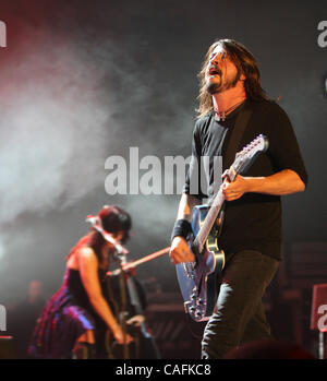 JEFF WHEELER ï jwheeler@startribune.com MINNEAPOLIS - 2/27/08 - Fresco da un'altra vittoria per il miglior hard rock album al Grammy Awards, Dave Grohl e i Foo Fighters hanno suonato di fronte ad una quasi-pranzo house Mercoledì presso il centro di destinazione come parte del loro "Echi, silenzio, pazienza e grazia " tour. La band, Foto Stock