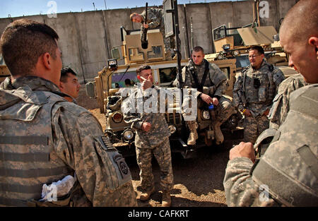 Feb 28, 2008 - Scania, Iraq - Ssgt. STEVEN CARBONELL, del 3° Battaglione, 319Airborne campo reggimento di artiglieria, mutandine i paracadutisti a Scania prima che il convoglio di camion che si sposta fuori l'ultima tappa del viaggio a Camp sommatore in Iraq meridionale. Il 82nd il primo combattimento vigili del Team è affidata la missione di pr Foto Stock