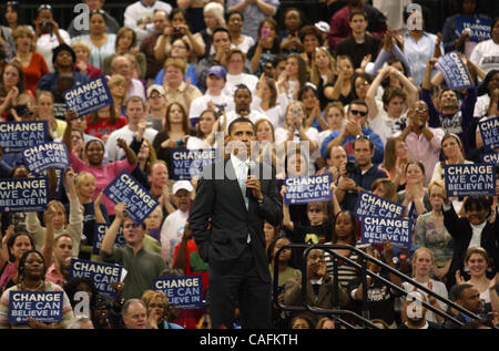 Feb 28, 2008 - Fort Worth, Texas, Stati Uniti d'America - candidato presidenziale democratico Sen. Barack Obama (D-il) parla ai tifosi nel corso di una campagna al rally Fort Worth Convention Center di giovedì. Più di 13.000 persone riempito la costruzione di capacità per la possibilità di vedere il senatore dell'Illinois come egli camp Foto Stock