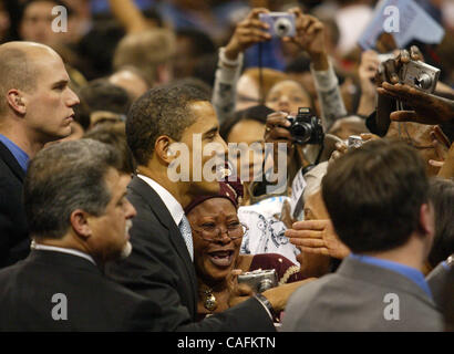 Feb 28, 2008 - Fort Worth, Texas, Stati Uniti d'America - candidato presidenziale democratico Sen. Barack Obama (D-il) parla ai tifosi nel corso di una campagna al rally Fort Worth Convention Center di giovedì. Più di 13.000 persone riempito la costruzione di capacità per la possibilità di vedere il senatore dell'Illinois come egli camp Foto Stock