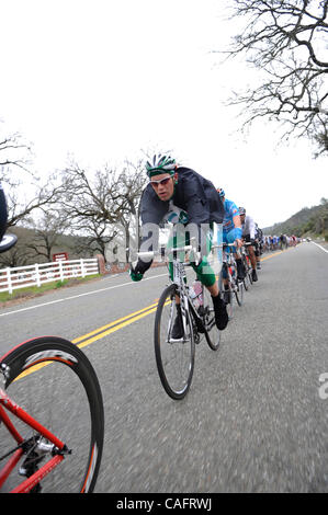 Feb 19, 2008 - Sacramento, California, Stati Uniti d'America - piloti nel 2008 Amgen tour della California fanno la loro strada da Santa Rosa a Sacramento Martedì, durante la seconda fase di otto giorni di gara. Martedì in 116-miglio la concorrenza è culminata in una tre-finitura giro intorno al Campidoglio. (Credito Immagine: © Carl Costas/Sac Foto Stock