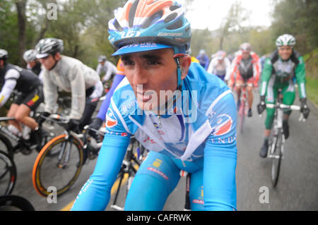 Feb 19, 2008 - Sacramento, California, Stati Uniti d'America - piloti nel 2008 Amgen tour della California fanno la loro strada da Santa Rosa a Sacramento Martedì, durante la seconda fase di otto giorni di gara. Martedì in 116-miglio la concorrenza è culminata in una tre-finitura giro intorno al Campidoglio. (Credito Immagine: © Carl Costas/Sacr Foto Stock