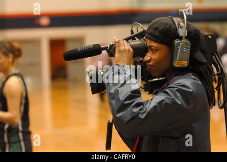 Feb 19, 2008 - Sacramento, California, Stati Uniti d'America - Sherry giorno, uno studente al fiume Cosumnes College, impara ad operare una telecamera come lavora con accesso Sacramento (locali senza scopo di lucro e TV via cavo) quale squadra fino al collegio di insegnare agli studenti come fare per produrre un gioco di basket per trasmissioni dal vivo. (Credito immagine: Foto Stock