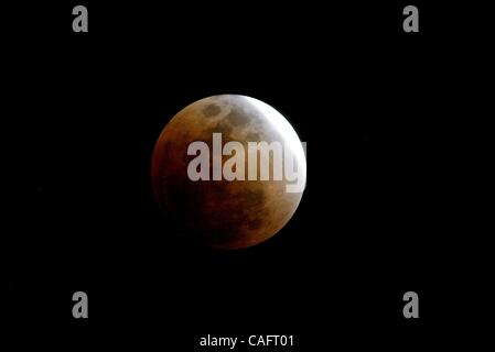 022008 incontrato eclipse 1 Personale Foto di Gary Coronado/Palm Beach post clo--West Palm Beach--Luna nel corso di eclipse. Foto Stock