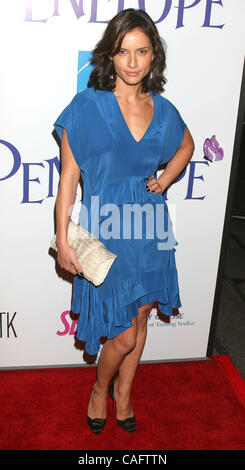 Feb 20, 2008; Hollywood, California, Stati Uniti d'America; attrice Leonor Varela al 'Penelope " Los Angeles Premiere detenute a tghe Directors Guild of America Teatro. Credito: Foto di Paul Fenton/ZUMA premere. ( Foto Stock