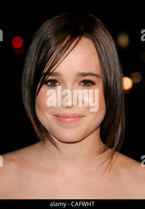 Dicembre 3, 2007 - Hollywood, California, Stati Uniti d'America - attrice Ellen Page che arrivano al "Juno" Los Angeles Premiere detenute al Mann Village Theatre. (Credito Immagine: © Lisa O'Connor/ZUMA Press) Foto Stock