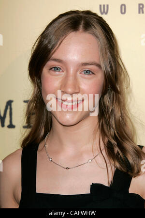 6 Dic 2007 - Beverly Hills, in California, Stati Uniti d'America - attrice Saoirse Ronan arrivando al "espiazione' Los Angeles Premiere detenute presso l'Accademia Teatro. (Credito immagine: Foto Stock