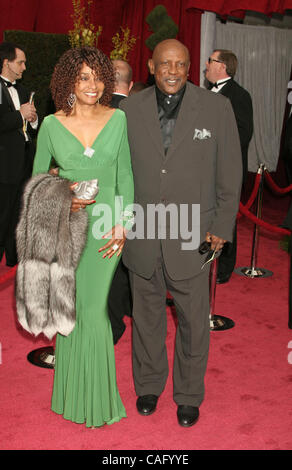 Feb 24, 2008 - Hollywood, California, Stati Uniti d'America - l'ottantesimo annuale di Academy Awards tenutosi presso il Kodak Theatre di Hollywood. L'Oscar cerimonia è stata minacciare dalla pioggia , ma è andato su senza un attacco. LOU GOSSETT, JR arriva sul tappeto rosso. Foto Stock