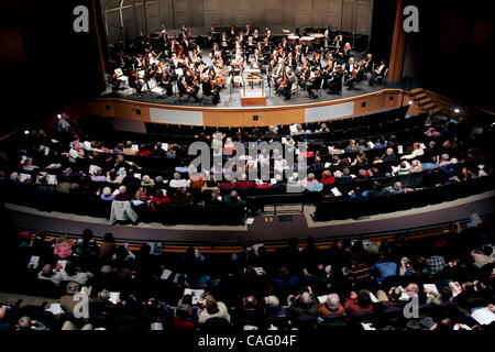 Jackson, MN - Febbraio 21, 2008 - 00001730B] una grande folla guardato il Minnesota Orchestra eseguire presso la Contea di Jackson Central Performing Arts Center di Jackson, Minn. Giovedì 21 Febbraio, 2008. L'orchestra la fermata di Jackson è stato uno dei quattro che stavano facendo durante il loro Minnesota tour della città in tutta la Foto Stock