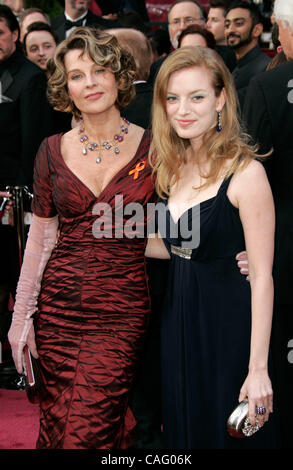 Feb 24, 2008 - Hollywood, California, Stati Uniti d'America - Julie Christie e SARAH POLLEY all'ottantesimo annuale di Academy Awards tenutosi presso il Kodak Theatre di Hollywood. Foto Stock