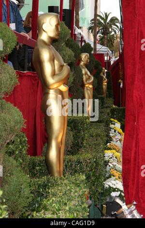 Feb 24, 2008 - Los Angeles, California, Stati Uniti d'America - Golden Statue Oscar linea il tappeto rosso prima della cerimonia inizia. (Credito Immagine: Â© Paul Fenton/ZUMA Press) Foto Stock