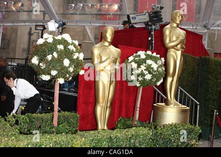 Feb 24, 2008 - Los Angeles, California, Stati Uniti d'America - Golden Statue Oscar linea il tappeto rosso prima della cerimonia inizia. (Credito Immagine: Â© Paul Fenton/ZUMA Press) Foto Stock