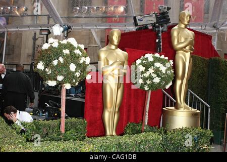 Feb 24, 2008 - Los Angeles, California, Stati Uniti d'America - Golden Statue Oscar linea il tappeto rosso prima della cerimonia inizia. (Credito Immagine: Â© Paul Fenton/ZUMA Press) Foto Stock