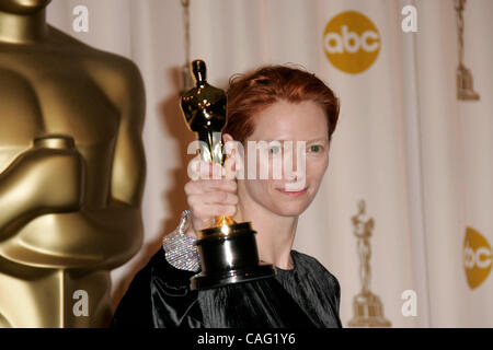 Feb 24, 2008 - Hollywood, California, Stati Uniti d'America - attrice Tilda Swinton con il suo premio per la migliore attrice non protagonista all'ottantesimo annuale di Academy Awards tenutosi presso il Kodak Theatre di Hollywood. (Credito Immagine: © Lisa O'Connor/ZUMA Press) Foto Stock