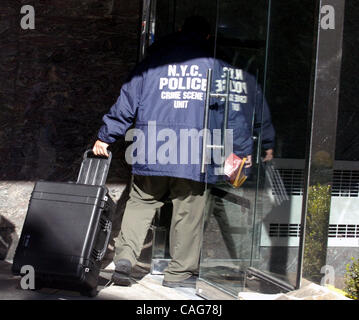 Kathryn Faughy, un lato est superiore psicologo è stato brutalmente assassinato nel suo ufficio sulla East 79th Street due notti fa da un uomo che ha portato lungo due sacchi riempiti con i coltelli, corda, nastro adesivo, abbigliamento femminile e i pannolini per adulti. Foto Stock