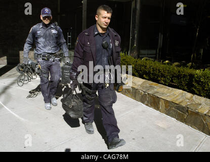 ESU NYPD ufficiali uscire dall'edificio per uffici di Kathryn Faughy. Kathryn Faughy, un lato est superiore psicologo è stato brutalmente assassinato nel suo ufficio sulla East 79th Street due notti fa da un uomo che ha portato lungo due sacchi riempiti con i coltelli, corda, nastro adesivo, abbigliamento femminile e i pannolini per adulti. Foto Stock