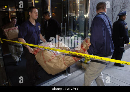 NYPD ufficiali CSI rimuovere elementi dall'edificio per uffici di KAthryn Faughy. Kathryn Faughy, un lato est superiore psicologo è stato brutalmente assassinato nel suo ufficio sulla East 79th Street due notti fa da un uomo che ha portato lungo due sacchi riempiti con i coltelli, corda, nastro adesivo, abbigliamento femminile e di adulti Foto Stock