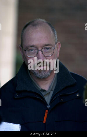 Walter Adamo, marito di cadaveri psicologo Kathryn Faughy fuori del suo edificio situato a 440 East 79th Street, di fronte alla strada dall'ufficio in cui Kathryn Faughy fu ucciso. Kathryn Faughy, un lato est superiore psicologo è stato brutalmente assassinato nel suo ufficio sulla East 79th Street due notti fa da Foto Stock