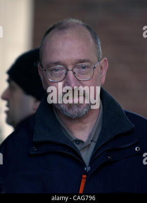 Walter Adamo, marito di cadaveri psicologo Kathryn Faughy fuori del suo edificio situato a 440 East 79th Street, di fronte alla strada dall'ufficio in cui Kathryn Faughy fu ucciso. Kathryn Faughy, un lato est superiore psicologo è stato brutalmente assassinato nel suo ufficio sulla East 79th Street due notti fa da Foto Stock