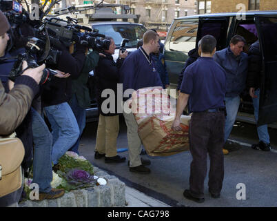 NYPD ufficiali CSI rimuovere elementi dall'edificio per uffici di KAthryn Faughy. Kathryn Faughy, un lato est superiore psicologo è stato brutalmente assassinato nel suo ufficio sulla East 79th Street due notti fa da un uomo che ha portato lungo due sacchi riempiti con i coltelli, corda, nastro adesivo, abbigliamento femminile e di adulti Foto Stock