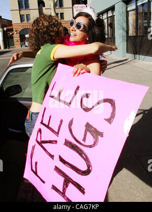 Nancy Mancias, un codice colore rosa attivista di pace offre free hugs attraversata la strada dal Berkeley Marine Corps ufficio reclutamento giovedì. Rosa codice tenuto un Kiss-In presso l' Ufficio per la promozione della pace. Foto Stock