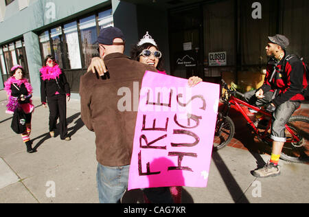 Nancy Mancias, un codice colore rosa attivista di pace, offre free hugs attraversata la strada dal Berkeley Marine Corps ufficio reclutamento giovedì. Rosa codice tenuto un Kiss-In presso l' Ufficio per la promozione della pace. Foto Stock