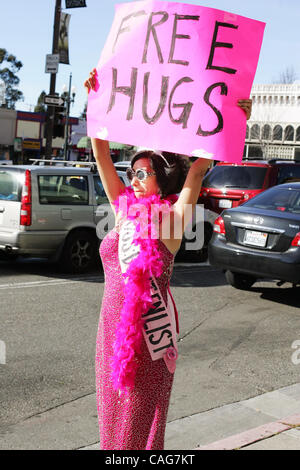 Nancy Mancias, un codice colore rosa attivista di pace, offre free hugs attraversata la strada dal Berkeley Marine Corps ufficio reclutamento giovedì. Rosa codice tenuto un Kiss-In presso l' Ufficio per la promozione della pace. Foto Stock