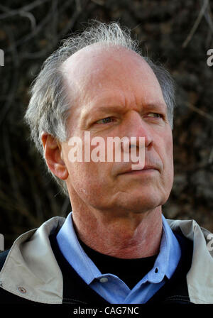 Jim Randlett (CQ) , un membro del parco terrestre Associazione Comunità sorge in Miller Park Giovedì, 14 febbraio 2008 appena a valle di dove una proposta di quattro corsie del veicolo oltre il ponte del fiume Sacramento potrebbe essere costruito. Randlett preferirei una bicicletta e a piedi ponte costruito. Randy Pench / rpe Foto Stock