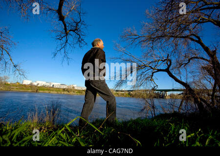 Jim Randlett (CQ) , un membro del parco terrestre Associazione Comunità sorge in Miller Park Giovedì, 14 febbraio 2008 appena a valle di dove una proposta di quattro corsie del veicolo oltre il ponte del fiume Sacramento potrebbe essere costruito. Randlett preferirei un moto e un ponte pedonale costruito. Randy Pench / Foto Stock