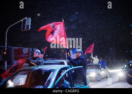 Feb 16, 2008 - Pristina, Kosovo - Albanesi celebrano il giorno dell'indipendenza del Kosovo nel centro cittadino di Pristina. (Credito Immagine: © Ikuru Kuwajima/ZUMA Press) Foto Stock