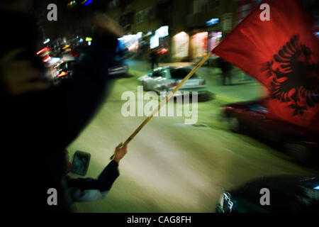 Feb 16, 2008 - Pristina, Kosovo - Albanesi celebrano il giorno dell'indipendenza del Kosovo nel centro cittadino di Pristina. (Credito Immagine: © Ikuru Kuwajima/ZUMA Press) Foto Stock